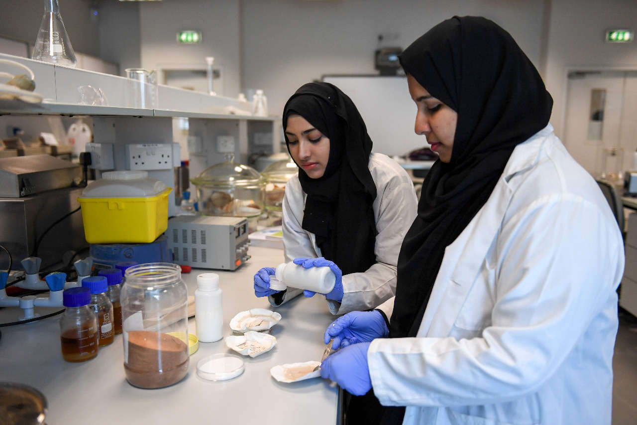 فريق من طالبات جامعة الإمارات يطور طريقة لتحويل الرمل إلى ...